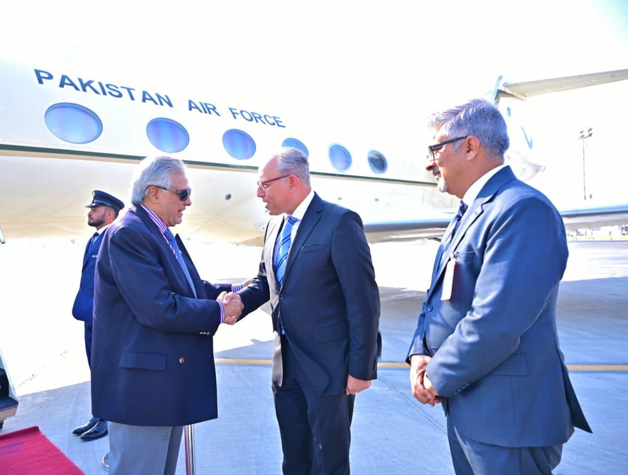 Deputy Prime Minister Dar Arrives in Cairo for Regional Meeting
