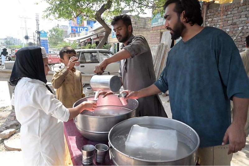 Volunteer Distributes Free Drinks Amid Heatwave in Islamabad
