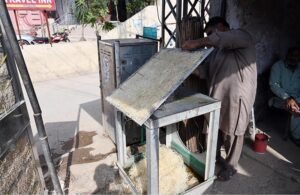 Craftsman Revives Traditional Khus Coolers at Rawalpindi Workshop