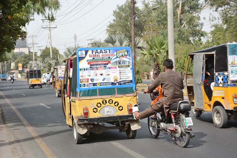 Motorcyclist Assists Rickshaw to Repair Shop in Faisalabad