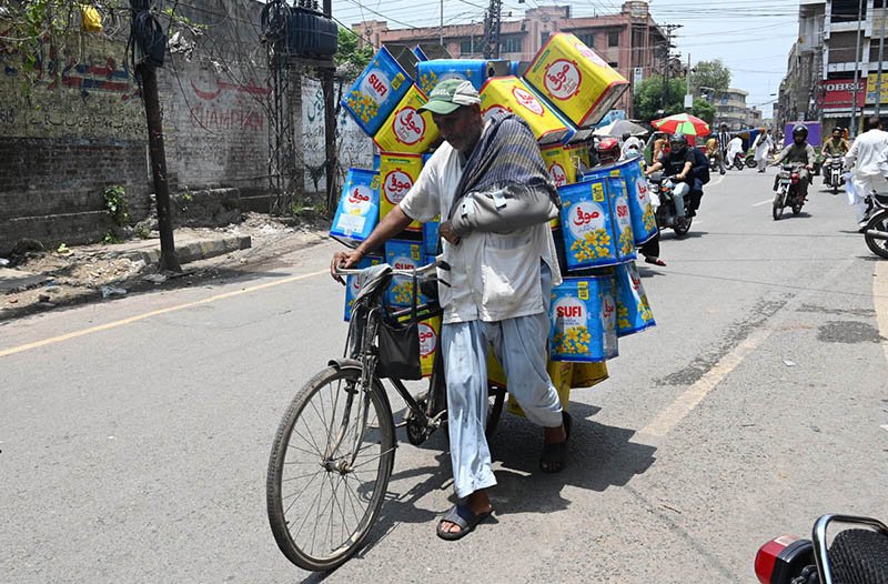 Injured Elderly Man Rides Bicycle to Sell Tin Cans