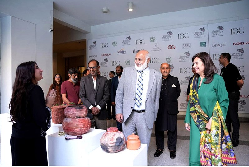 HEC Chairman Visits Thesis Display at Fashion Institute