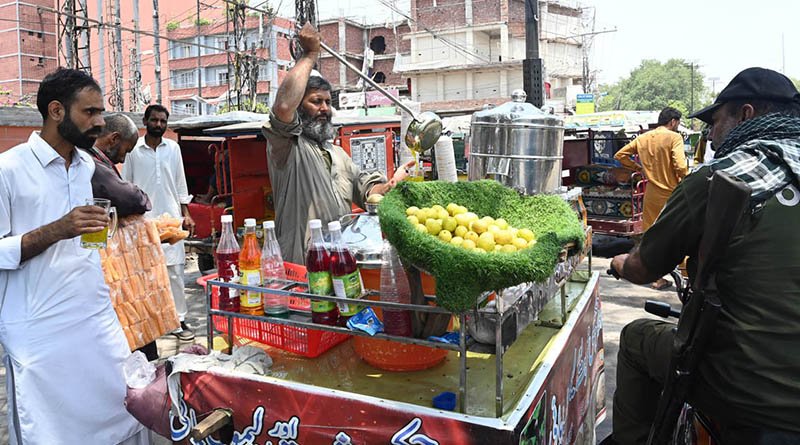 Street Vendors Offer Lemon Drinks Amid Lahore Heatwave
