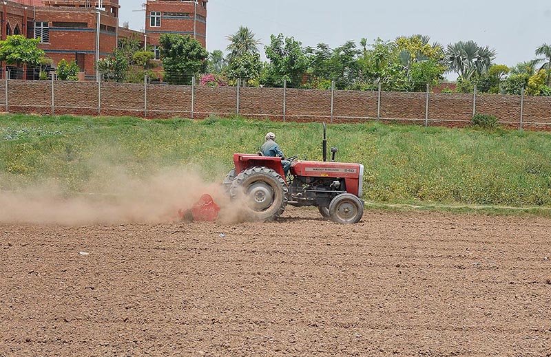 Farmers Begin Preparations for Crop Season on Multan’s Outskirts