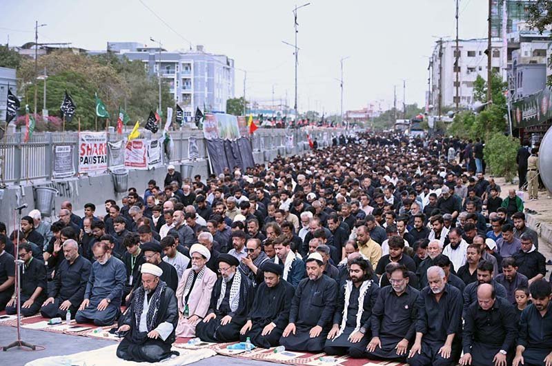 Mourners Observe Zuhr Prayers During 9th Muharram Procession in Karachi