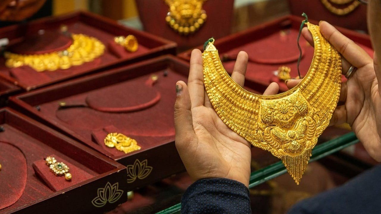 Gold Prices Drop by Rs14,900 Per Tola