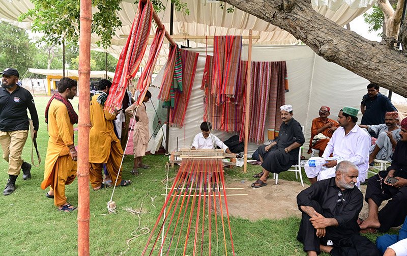 Traditional Shawl Weaving Showcased at 283rd Urs of Hazrat Shah Abdul Latif Bhittai
