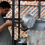 Street Vendor’s Tea Stall Draws Crowds in Lahore’s Bustling Streets
