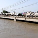 Traffic Disruption on Rice Canal Bridge Due to Handcart Obstruction