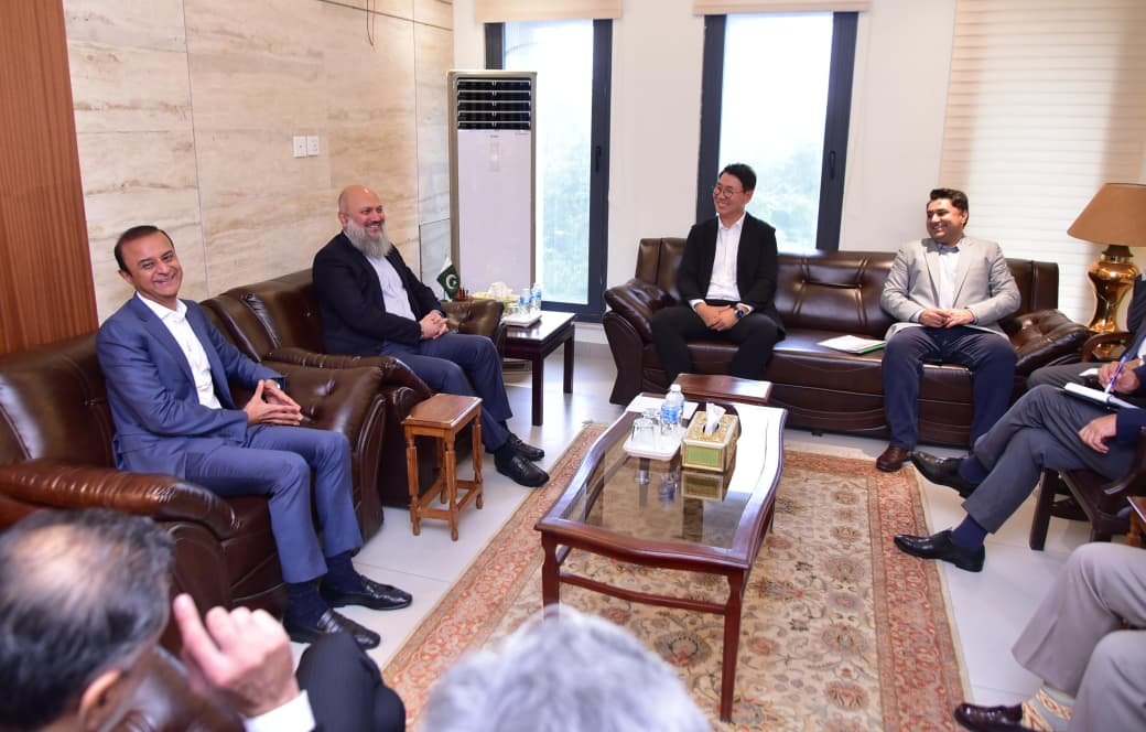 Commerce Minister Urges Samsung to Export Mobile Phones from Pakistan