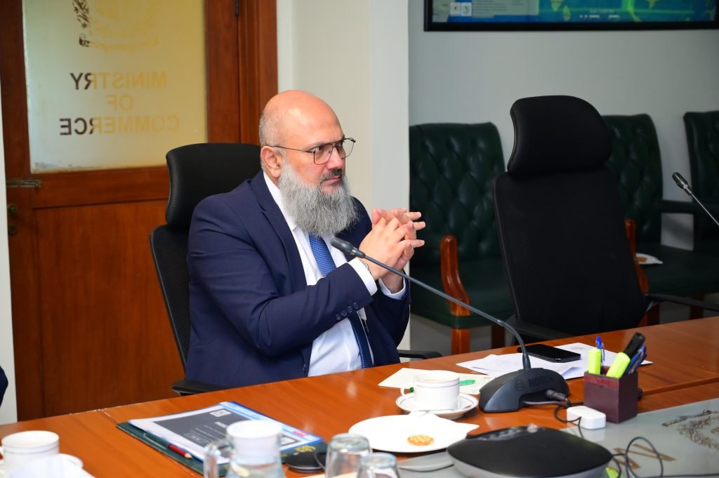 Commerce Minister Advocates Expansion of Fruit Bagging and Local Manufacturing