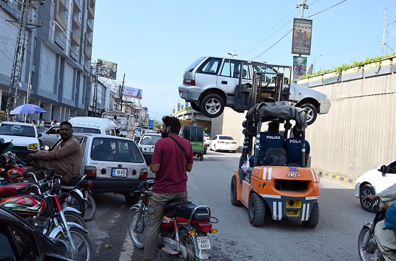 Rawalpindi Traffic Police Use Forklift in Anti-Encroachment Drive