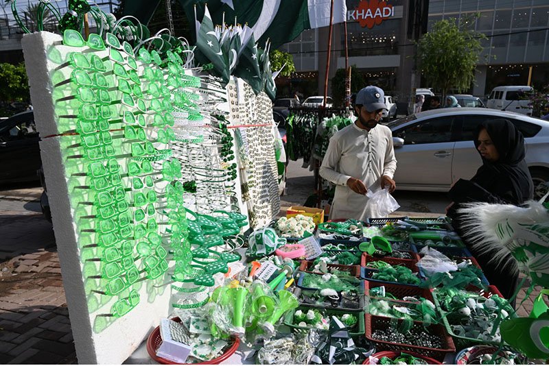 Vendors Gear Up for Independence Day with Festive Merchandise