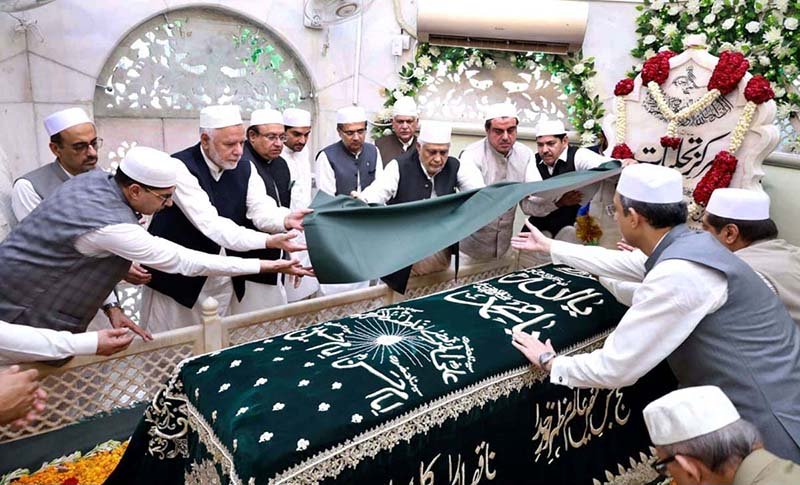 Ishaq Dar Inaugurates Annual Urs Celebrations at Data Darbar