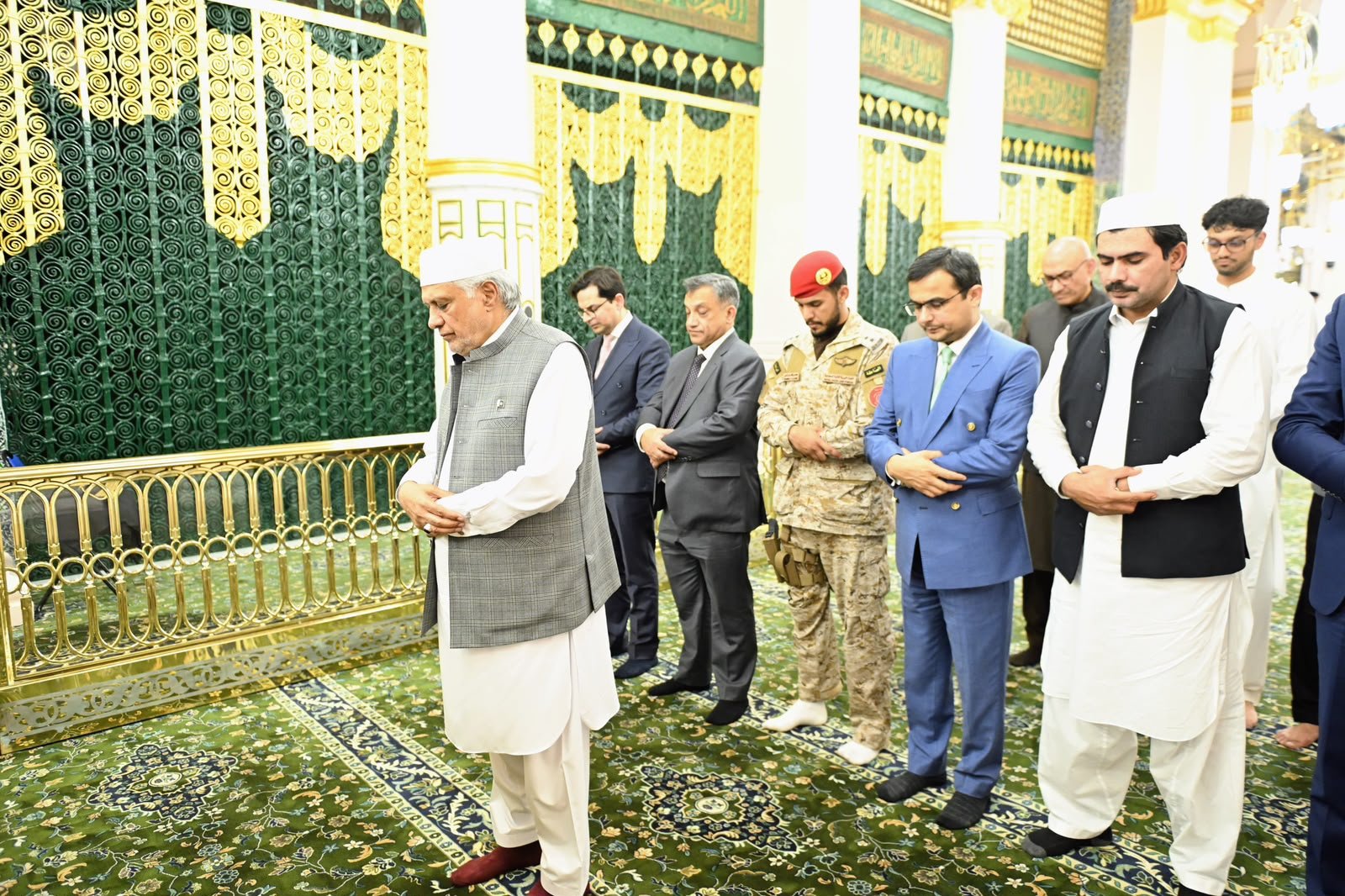 Deputy PM Dar Visits Masjid-e-Nabawi, Prays for Pakistan’s Prosperity
