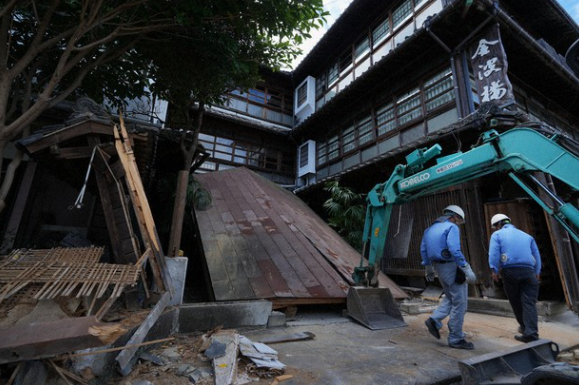 8,000 Still Sheltered After Kumamoto Quake Amid Heatwave