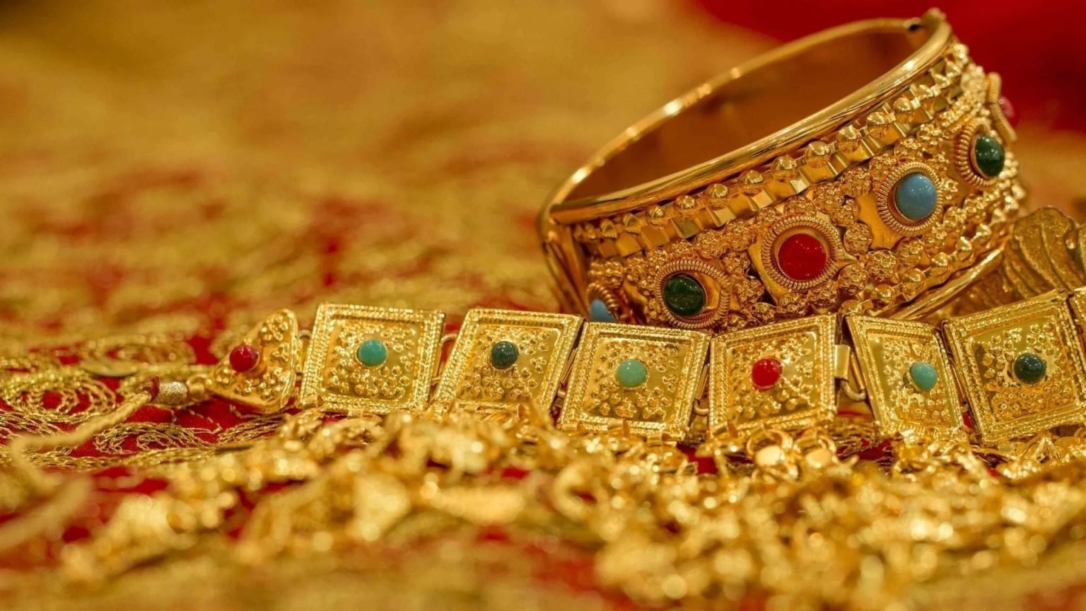 Gold Prices Surge by Rs11,300 Per Tola in Pakistan