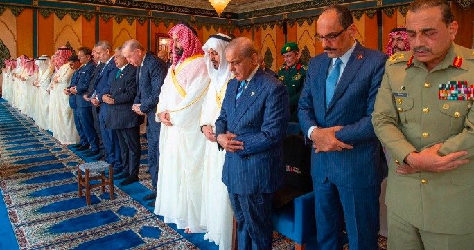 PM Shehbaz, Saudi Crown Prince, Turkish President Pray Together in Saudi Arabia
