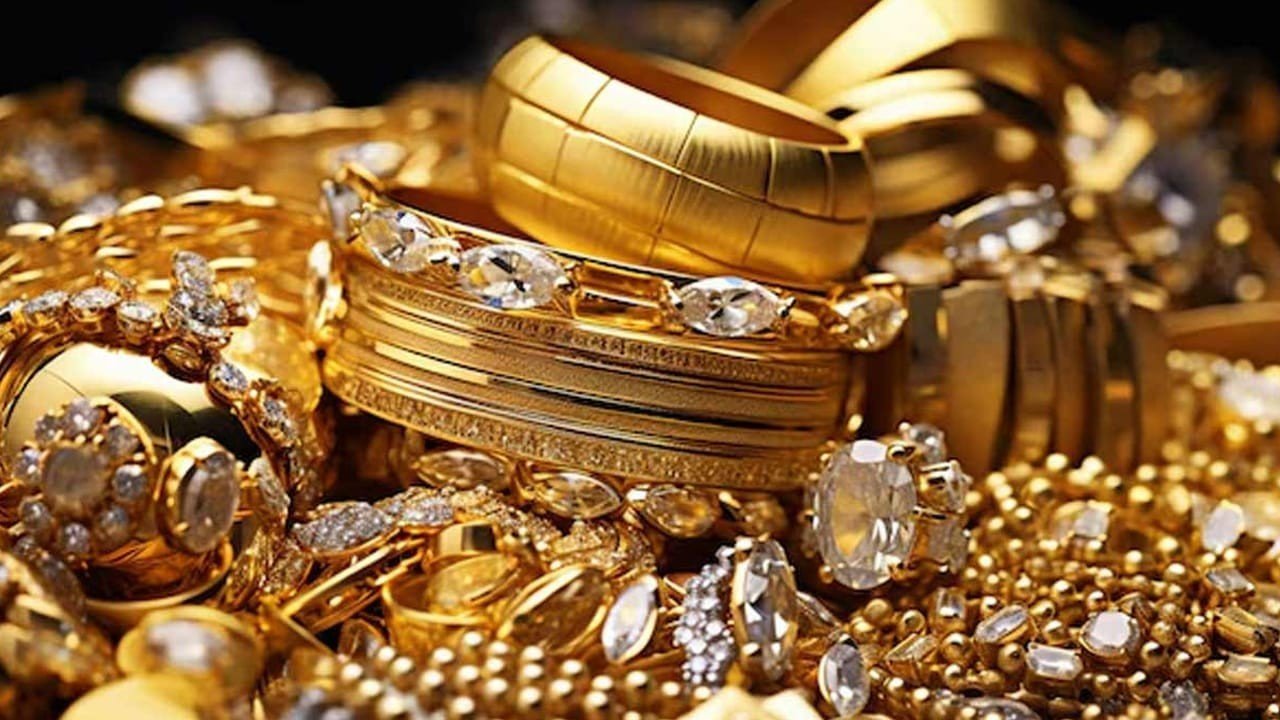 Gold Prices Surge By Rs2,000 Per Tola Across Pakistan