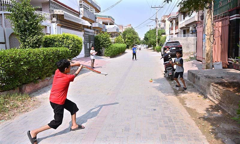 Street Cricket Enthralls Children in Sargodha’s Canal Park