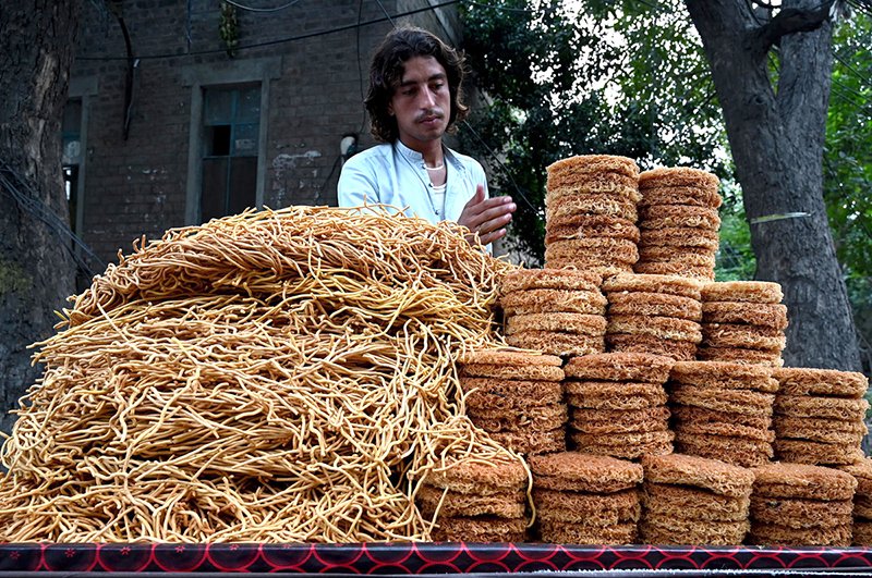 Street Vendors Adapt Amid Rising Water Levels in Lahore